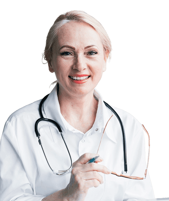 Опытная женщина-врач в возрасте