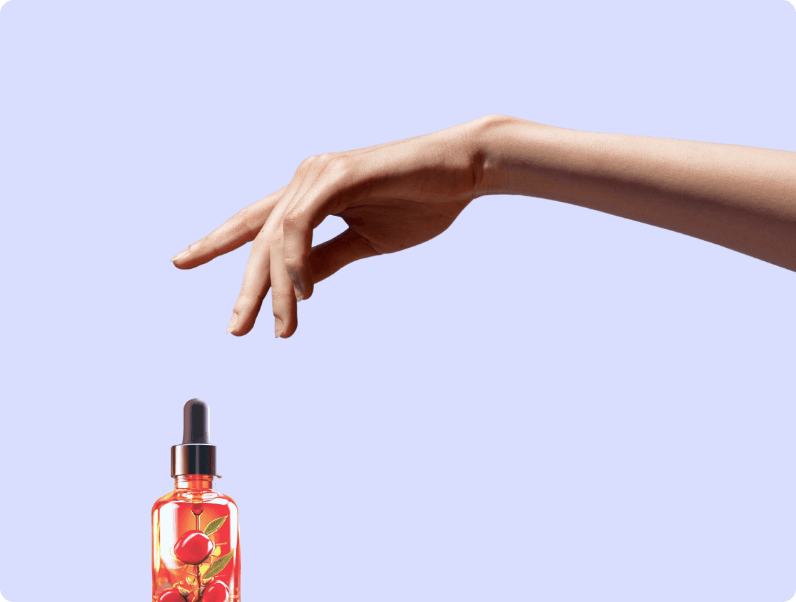 Рука тянется к флакону, внутри которого ягоды