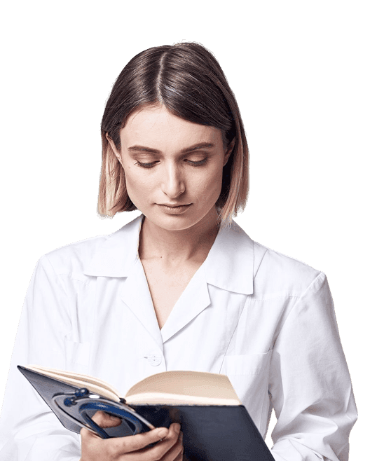 Молодая врач-выпускница смотрит в книгу